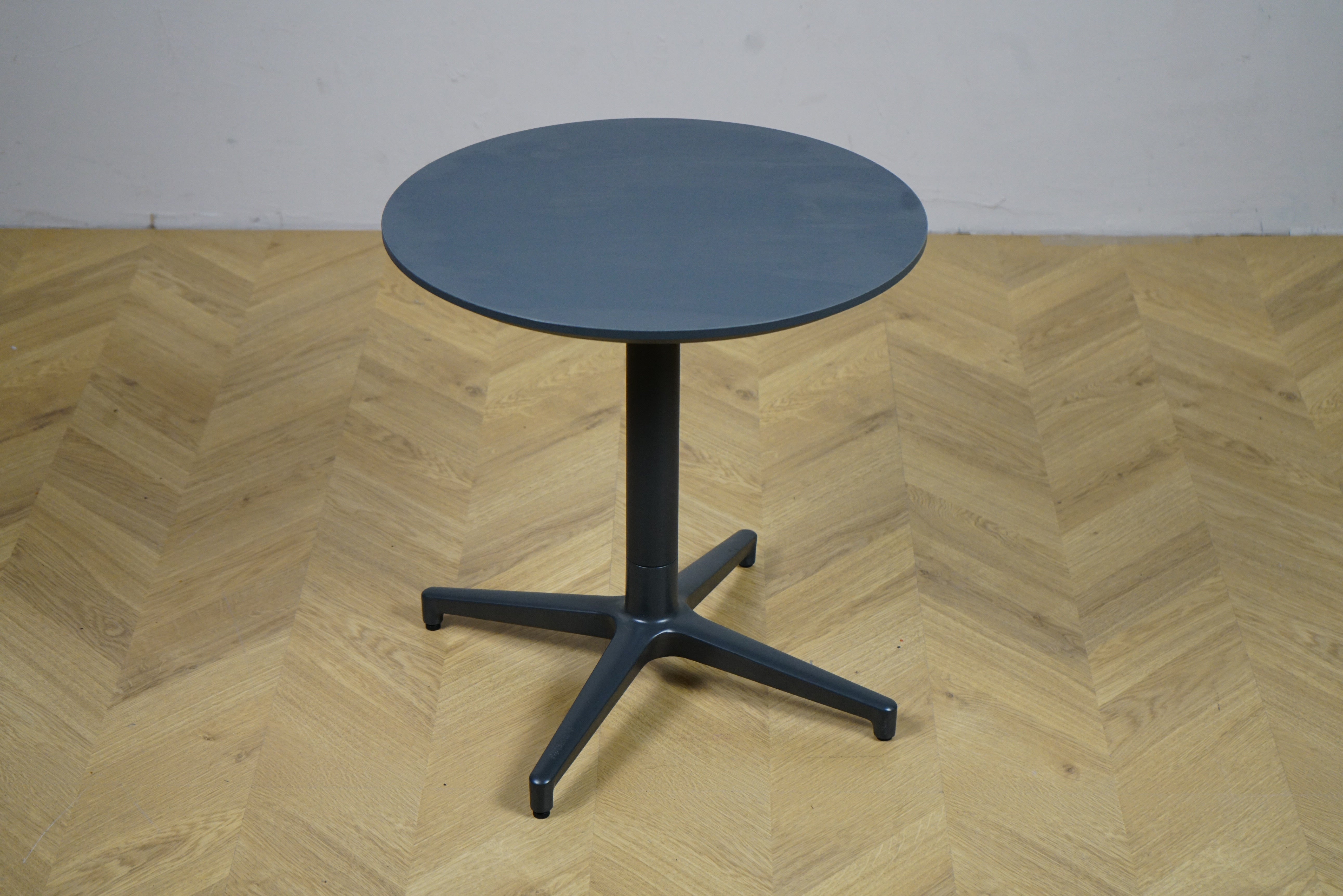 Materia UNI sofabord Ø50 cm i grå laminat med faskant og gråt stel set forfra – elegant rundt sidebord H:50 cm til lounge og kontor.